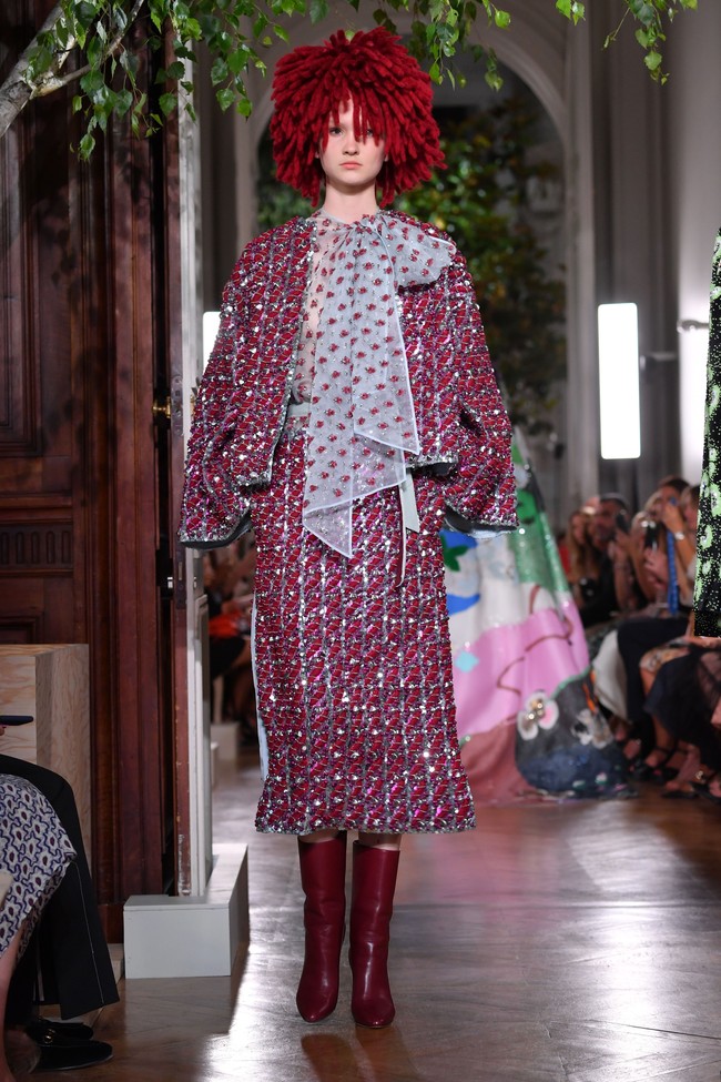 Fashion show baju unik Valentino di Paris Fashion Week. 03/07/2019. Prancis. Foto: Pascal Le Segretain/Getty Images