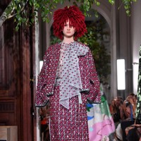 Fashion show baju unik Valentino di Paris Fashion Week. 03/07/2019. Prancis. Foto: Pascal Le Segretain/Getty Images