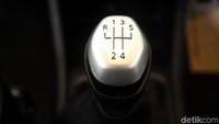 Triber dibekali transmisi manual lima percepatan dan Automated Manual Transmission (AMT) lima percepatan.