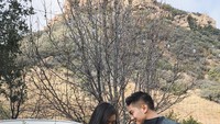 Masih di Amerika Serikat. Boy dan Karen mencoba segelas wine di Malibu Wine Safaris. Keduanya kelihatan serasi, kan? Foto: Instagram karbearv