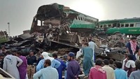 Seorang pejabat senior pemerintahan Pakistan mengatakan, satu rangkaian kereta penumpang yang melaju dari kota Lahore, Pakistan bagian timur menabrak sebuah rangkaian kereta barang yang sedang berhenti di sebuah perlintasan kereta. STR/AFP.