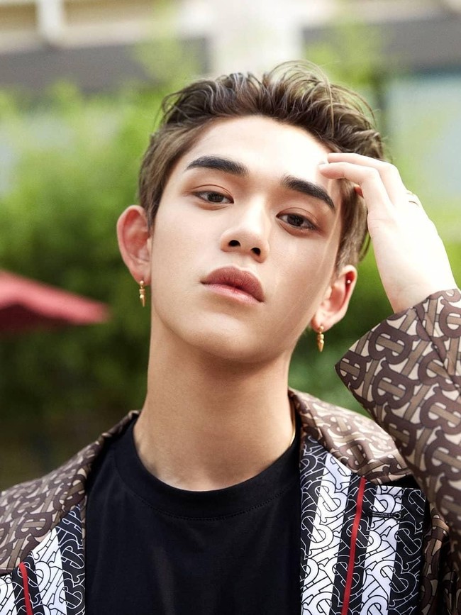 Lucas pun lahir dari seorang ayah yang berasal dari China dan ibu berkebangsaan Thailand. Karenanya, pemilik nama asli Wong Yuk-hei tersebut memiliki wajah tampan karena perpaduan yang unik. Foto: Weibo/Fansite