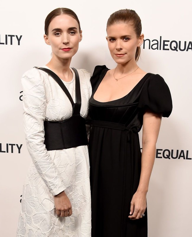 Kate dan Rooney Mara berasal dari keluarga kaya baik dari pihak ayah maupun ibu. Kakek dari ayah mereka, Wellington Mara merupakan pendiri dari klub football ternama New York Giants. Sedangkan kakek dari ibu mereka, Timothy James Rooney adalah pendiri dari klub football Pittsburgh Steelers. Nilai franchise dari kedua klub football tersebut diprediksi mencapai US$ 1 miliar. Foto: Gregg DeGuire/Getty Images
