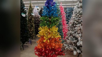 Pohon natal pelangi, kenapa tidak? Foto: via Trend Chaser