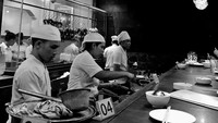 Ketika di Bali, Destry menikmati semangkuk bubur laota. Ia juga mengunggah foto keadaan dapur di tempat makan ini. Foto: instagram @destrydamayanti