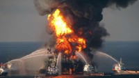Butuh kerja ekstra bagi pemadam kebakaran untuk memadamkan api yang membakar kilang minyak di Teluk Meksiko, Amerika Serikat pada 2010. (Getty Images).