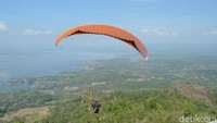 Bukit Joglo, Desa Sendang, Kecamatan Wonogiri punya pemandangan cantik yang bisa dilihat dari udara. Caranya dengan mencoba gantole dan paralayang (Aris/detikcom)