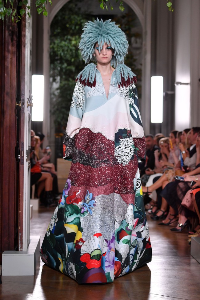 Fashion show baju unik Valentino di Paris Fashion Week. 03/07/2019. Prancis. Foto: Pascal Le Segretain/Getty Images