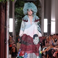 Fashion show baju unik Valentino di Paris Fashion Week. 03/07/2019. Prancis. Foto: Pascal Le Segretain/Getty Images