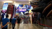 Di Trans Studio Cibubur ini juga terdapat 2 wahana paling canggih dan pertama jenisnya di dunia, yaitu Pacific Rim dan Jurassic Island. Pacific Rim mengawinkan wahana jenis dark ride 4D dengan konsep walkthrough. Jurassic Island mengawinkan wahana jenis flume ride dengan immersive 4D.