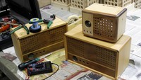 Rata-rata pembeli mengetahui produk Wardi dari akun Instagram @kaiwoodenart. Satu radio bisa dijual dengan harga Rp 2,5 juta.
