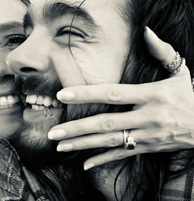 Dan selang beberapa bulanm kabar pertunangan itu menjadi nyata. Melalui Twitter dan Instagram, Heidi mengunggah foto kemesraannya dengan Tom sambil memamerkan cincin berlian di jari manis tangan kirinya. I SAID YES, tulisnya pada foto yang diunggahnya Desember 2018 itu. Foto: Twitter