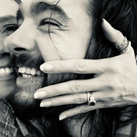 Dan selang beberapa bulanm kabar pertunangan itu menjadi nyata. Melalui Twitter dan Instagram, Heidi mengunggah foto kemesraannya dengan Tom sambil memamerkan cincin berlian di jari manis tangan kirinya. I SAID YES, tulisnya pada foto yang diunggahnya Desember 2018 itu. Foto: Twitter