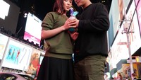 Duh, minum satu cup bareng nih. Spending my birthday with the people that matters, tulis Karen yang kala itu berada di New York, AS. Foto: Instagram karbearv