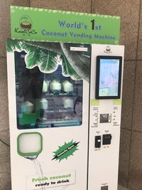 Canggih! Di Taiwan Bisa Beli Kelapa Muda Lewat Vending Machine 