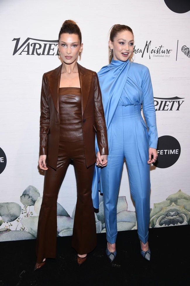 Kakak-beradik yang kini sukses menjadi top model dunia, Bella dan Gigi Hadid, datang dari keluarga kaya-raya. Ayah Bella dan Gigi, Mohamed Hadid merupakan miliuner yang meraih kesukesan melalui bisnis properti. Mohamed yang berasal dari Palestina membangun sejumlah hotel dan mansion mewah di kawasan Bel Air. Sedangkan ibunda mereka, Yolanda Hadid, merupakan mantan model yang sudah berkiprah selama 15 tahun di dunia modelling. Foto: Theo Wargo/Getty Images