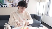 Son Tung ternyata penggemar buah-buahan. Ia juga penyuka pancake dan air perasan lemon. Foto: Instagram sontungmtp