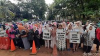 Foto: Massa membawa spanduk tolak rekonsiliasi. (Lisye-detikcom)