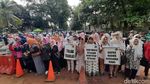 Potret Aksi Emak-emak Tolak Rekonsiliasi di Depan Rumah Prabowo