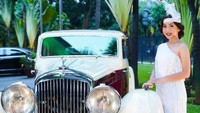 Senyum manis si gadis cantik saat berpose di samping salah satu mobil klasik Bentley, yaitu mobil Bentley 3.5 Liter. Istimewa/Dok. Bentley.