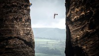 Olahraga ini adalah menyelam tebing atau Cliff Diving yang dilakukan dengan cara meloncat dan melakukan akrobat di udara lalu jatuh ke dalam air. Romina Amato/Red Bull/Getty Images.