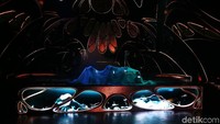 Pada momen ini, panggung spectacular multimedia show menampilkan pertunjukan spesial bertajuk Alvia & The Dark Evil.