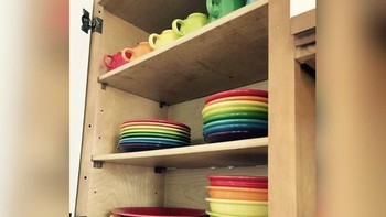 Hadiah pernikahan yang cocok untuk penyuka pelangi, set perlengkapan makan warna warni. Foto: via Trend Chaser