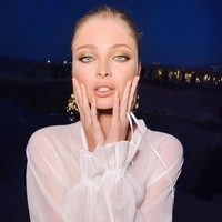 Kamu terlihat bodoh, ejek netizen. Lebih baik lakukan sesuatu yang lebih bermanfaat, tambah lainnya Foto: Instagram