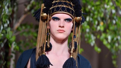 Foto: Deretan Makeup dan Baju Unik Valentino di Paris Fashion Week