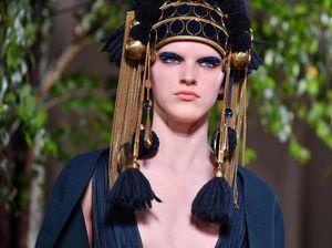 Foto: Deretan Makeup dan Baju Unik Valentino di Paris Fashion Week