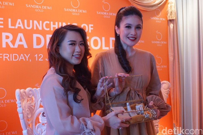 Tidak ketinggalan sepasang sandal heels emas dengan platform tebal ikut menyempurnakan gayanya. Foto: Daniel Ngantung/Wolipop