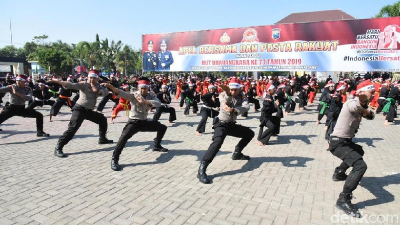 Ratusan Pendekar Peragakan Jurus Kolosal di Alun-Alun Lamongan Ratusan Pendekar Peragakan Jurus Kolosal di Alun-Alun Lamongan