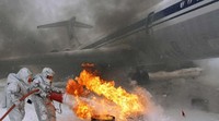 Api yang disemprot menggunakan senapan busa dari jarak dekat selama pelatihan di bandara Yemelyanovo di kota Siberia, Rusia. (Reuters).