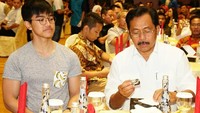 Bersama putra Presiden Jokowi, Nurdin sempat bertemu di acara kewirausahaan. Nampak Nurdin hendak mencicip varian Sang Pisang yang merupakan usaha Kaesang. Foto: Instagram nurdin757