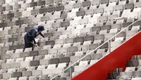 Seorang petugas membersihkan area bangku penonton di dalam Istora, Senayan, jelang gelaran Indonesia Open 2019.