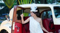 Gadis cantik bergaya tahun 20-an itu pun nampak serasi ketika berpose di mobil Bentley 3.5 Liter. Istimewa/Dok. Bentley.