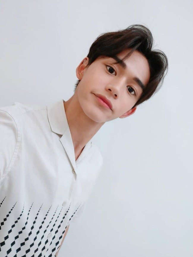 Pria 20 tahun ini pun dikenal sebagai salah satu visual atau member paling tampan di NCT. Tak heran jika ia terpilih sebagai bintang iklan. Foto: Weibo/Fansite