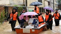 Sejumlah warga dievakuasi dari rumah mereka akibat banjir yang merendam sejumlah wilayah di China selama beberapa hari belakangan ini. Reuters/Stringer.