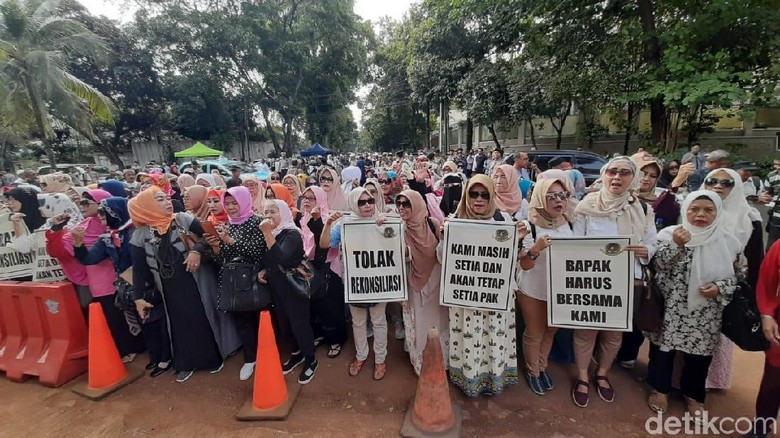 Suara Emak-emak Pro-Prabowo Tolak Rekonsiliasi Suara Emak-emak Pro-Prabowo Tolak Rekonsiliasi