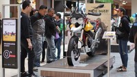 Secara dimensi motor ini memiliki panjang X lebar X tinggi : 2240 mm x 950 mm x 1300-1325 mm (tergantung pilihan jok). Untuk menunjang sektor kaki-kaki lainnya khususnya ban versi off road dipercayakan pada Michelin Anake ukuran 110 / 80-19 roda depan dan 150 / 70-15 untuk roda belakang. Foto: Dok. Piaggio Indonesia