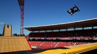 Pasti tahu olahraga Skateboard bukan? meluncur di atas selancar ber-roda. Ini menjadi ekstrem karena banyak yang menggunakan papan ini untuk meluncur cepat dan melompat tinggi. Joerg Mitter/ Red Bull/ Getty Images.
