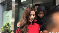 Rey Utami yang terlihat lesu tanpa senyum saat memakai baju tahanan. Foto: Hanif/detikHOT