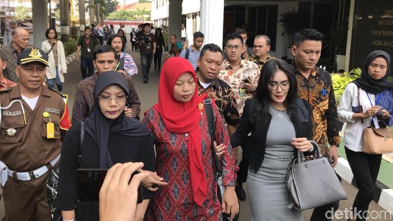 Baiq Nuril Temui Jaksa Agung Ajukan Penangguhan Eksekusi Baiq Nuril Temui Jaksa Agung Ajukan Penangguhan Eksekusi