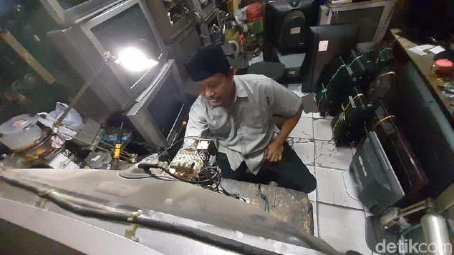 Bisnis Reparasi Tv Jadul Masih Eksis di Tengah Perkembangan Digital