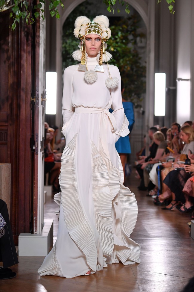 Fashion show baju unik Valentino di Paris Fashion Week. 03/07/2019. Prancis. Foto: Pascal Le Segretain/Getty Images
