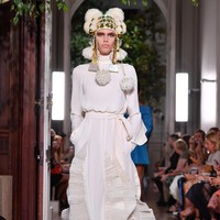 Fashion show baju unik Valentino di Paris Fashion Week. 03/07/2019. Prancis. Foto: Pascal Le Segretain/Getty Images