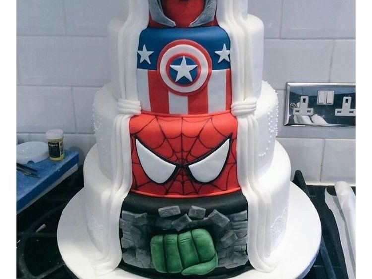 Unik! Inspirasi Kue Pernikahan Bertemal Marvel