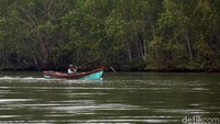 Jikalau kita sedang berada di sini, janganlah ragu menikmati keheningan alam nan eksotis ini dari atas perahu. Mintalah salah satu warga di sana untuk mengantarkan kita mengelilingi Sungai Tamiang, termasuk beberapa sungai kecil di sekitar Sungai Tamiang. Sebab, banyak panorama indah yang bersembunyi di beberapa sisi sungai ini.