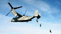 Terjun Payung ini dapat melatih mental keberanian dan fisik. Banyak orang yang menyukai olahraga ini. USNAVY/ Getty Images.
