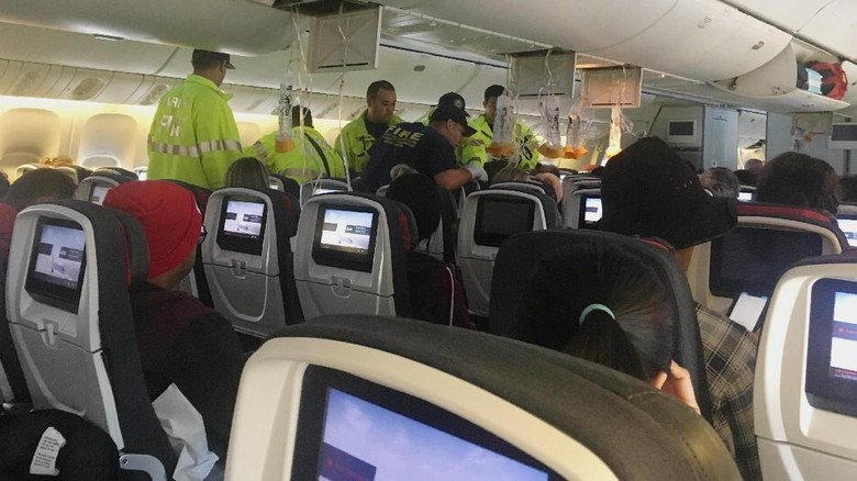 Air Canada Alami Turbulensi dan Mendarat Darurat, 35 Orang Luka-luka Air Canada Alami Turbulensi dan Mendarat Darurat, 35 Orang Luka-luka